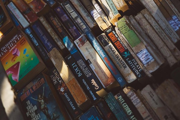 Quelles stratégies pour enseigner l'importance du contexte historique dans l'analyse littéraire des romans du 19e siècle ?