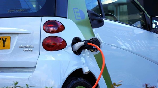Comment optimiser l'utilisation des véhicules électriques dans les services de livraison urbaine ?